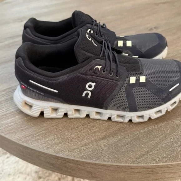 ON Women's Black Athletic Shoes - Picture 1 of 6